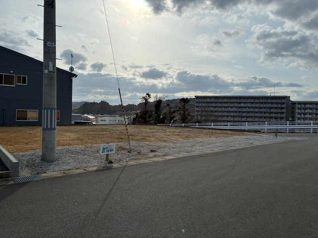 いわき市久之浜町エコタウン館の山分譲地２－１　陽当たり良好！閑静な住宅地 不動産プラスの外観|北側道路からの写真です。海に近い高台に位置し最高の眺望です。道路幅員も６メートルと充分な広さがあります。お車の駐車にも便利な広さがあります。