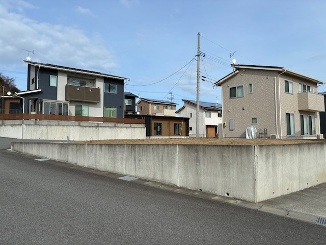 いわき市久之浜町エコタウン館の山分譲地２－１　陽当たり良好　建築条件なし　不動産プラスの外観|南西からの擁壁写真です。震災後の開発分譲地になります。眺望が良く海風が心地よい立地です。高台なので津波のご心配も無いエリアになります。