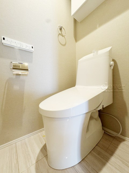 【トイレ】 | ライオンズマンション尾久第2 | 温水洗浄便座つき　上部に収納を備えたトイレです。自宅の中でも最もプライベートな空間だからこそ、ほしい「落ち着き」がここにあります。～即日のご見学可能～　お問合せはお気軽にどうぞ。