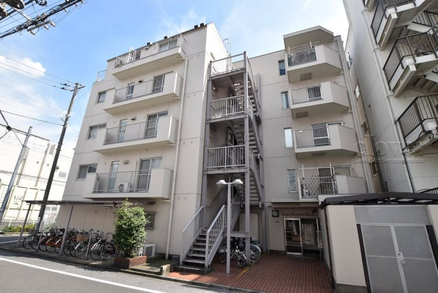 【外観】 | ライオンズマンション尾久第2 | 手入れの行き届いた外壁やエントランスなど、「見ればわかる」レベルで清潔感を保ったマンションです。築年数を感じさせない姿で皆様をお出迎えします。～即日のご見学可能～　お問合せはお気軽にどうぞ。