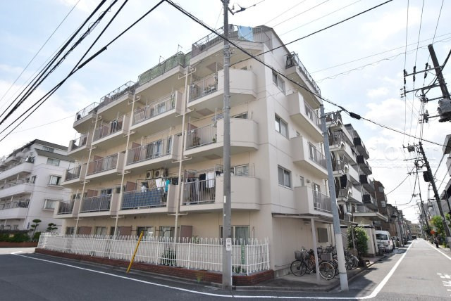【現況写真】 | ライオンズマンション尾久第2 | 前面道路と外観の様子です。～即日のご見学可能～　お問合せはお気軽にどうぞ。