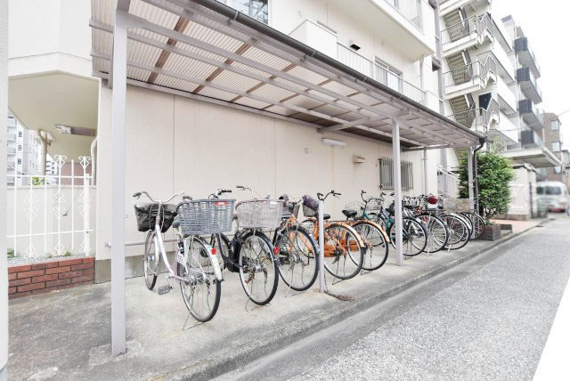 【駐輪場】 | ライオンズマンション尾久第2 | 自転車置き場。マンションの共用部にあたります。空きの有無や駐輪料金、各戸の台数制限などについては、改めてお問い合わせください。～即日のご見学可能～　お問合せはお気軽にどうぞ。