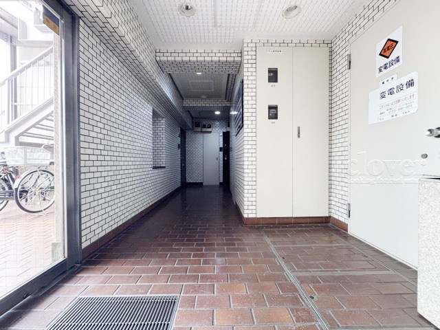 【ロビー】 | ライオンズマンション尾久第2 | 集合ポストなどを備えたエントランスホール。ここもマンションの顔となる部分であり、しっかりと清掃の行き届いたさまに安心感をおぼえます。～即日のご見学可能～　お問合せはお気軽にどうぞ。