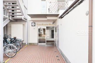 【エントランス】 | お客様を、そして住人を出迎えてくれるマンションのエントランス。ゴミが落ちていないことからも、管理状態の良さや住民の節度の高さが見て取れます。～即日のご見学可能～　お問合せはお気軽にどうぞ。