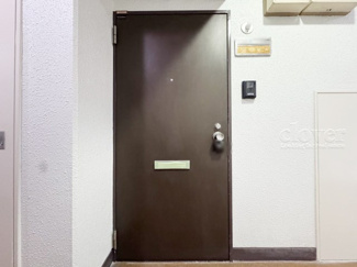 【その他共用部分】 | 皆様をお迎えする、お部屋の玄関ドア。開けやすさや開放角度、ドアノブの操作しやすさや鍵の形状などを、現地で一度ご確認ください。～即日のご見学可能～　お問合せはお気軽にどうぞ。