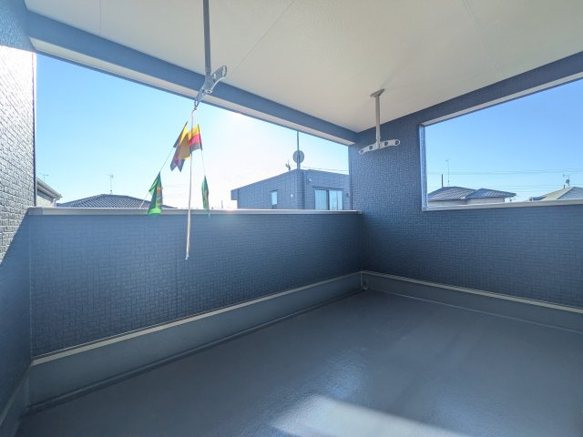 土浦市小松　第７　新築戸建て　１号棟のバルコニー|同仕様　人気のインナーバルコニー。室内と一体感があり、雨の日のお子様の遊び場や、ペットの安全な外気浴スペースにも最適です♪
