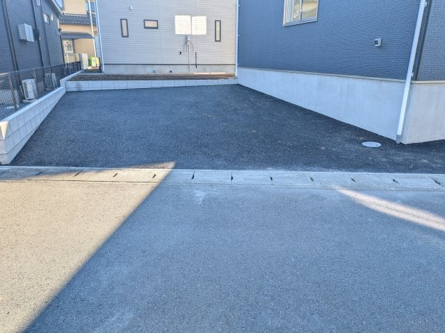土浦市小松　第７　新築戸建て　１号棟の駐車場|同仕様　駐車2台可能で、出し入れしやすいゆとりのカースペース。
月々の駐車場代が不要な点も大きな魅力です。