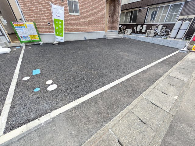 土浦市小松　第７　新築戸建て　１号棟の駐車場|同仕様　駐車2台可能で、出し入れしやすいゆとりのカースペース。
月々の駐車場代が不要な点も大きな魅力です。
