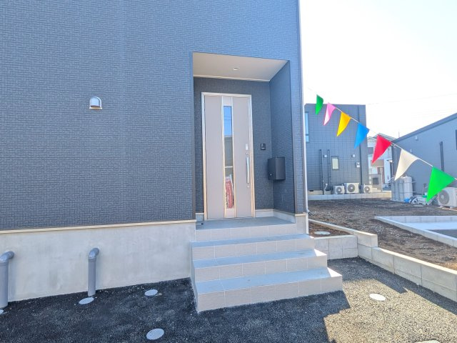 土浦市小松　第７　新築戸建て　１号棟の玄関|同仕様　玄関ドアはカードキーで開閉も楽々♪
スマホでの開錠と施錠も可能です！
玄関上部には人感センサー付きのダウンライトがあるので、夜間の帰宅時に自動で点灯してくれます♪
