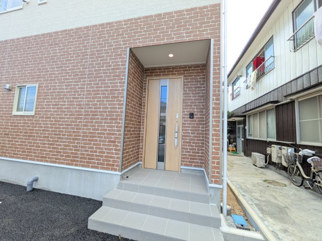 土浦市小松　第７　新築戸建て　１号棟の玄関|同仕様　玄関ドアはカードキーで開閉も楽々♪
スマホでの開錠と施錠も可能です！
玄関上部には人感センサー付きのダウンライトがあるので、夜間の帰宅時に自動で点灯してくれます♪
