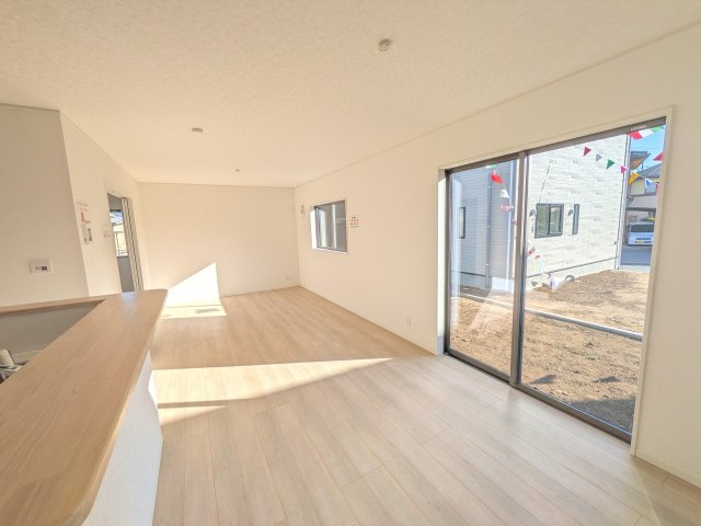 土浦市小松　第７　新築戸建て　１号棟の居間・リビング|同仕様　家族の会話が自然と弾む、広々としたゆとりのLDK。南西向きの窓からたっぷりの光が射し込む明るく快適な空間です。
