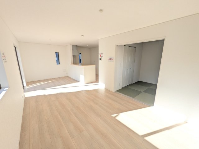 土浦市小松　第７　新築戸建て　１号棟の居間・リビング|同仕様　居心地の良いデザインと機能性を両立。ご友人を招いたり、趣味を楽しんだり、様々なシーンで活躍する団らんの中心地です。