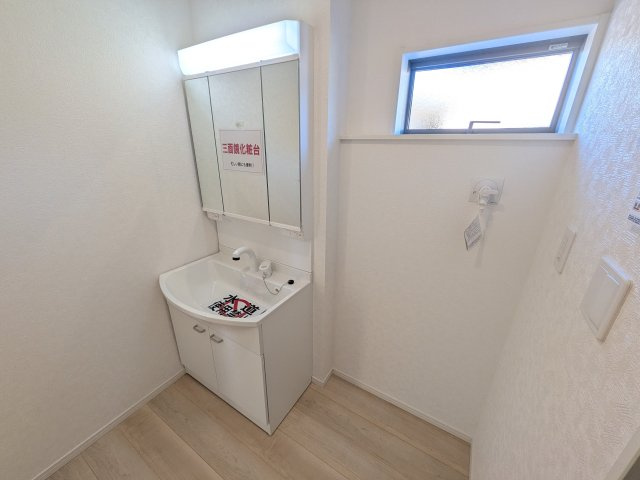 土浦市小松　第７　新築戸建て　１号棟の独立洗面台|同仕様　　三面鏡の洗面化粧台はミラー扉の内側がすべて収納スペースになっており、収納力も魅力的です♪可変トレイは収納物に応じて高さ調整ができます！
取り外して洗えるので清潔です♪