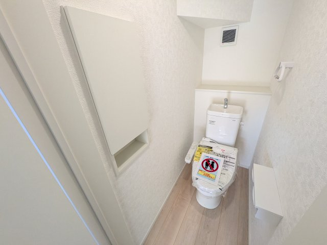 土浦市小松　第７　新築戸建て　１号棟のトイレ|同仕様　少ない水でもパワフルに洗浄する節水設計。清潔さと機能性を両立させた、毎日気持ち良く使えるトイレ空間です。