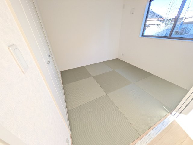 土浦市小松　第７　新築戸建て　１号棟の和室|同仕様　モダンなフチなし琉球畳を採用。リビングと繋がる多目的な空間は、客間やお子様の遊び場、家事スペースとしても活躍します。