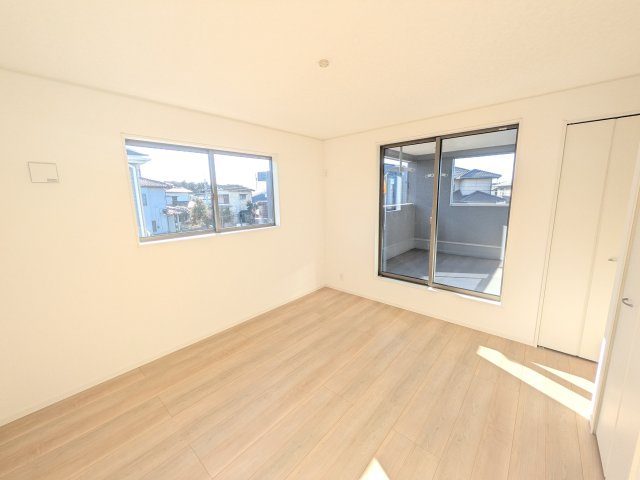 土浦市小松　第７　新築戸建て　１号棟の洋室|同仕様　バルコニーに面した明るい２面採光で、毎朝爽やかな光を感じられます。