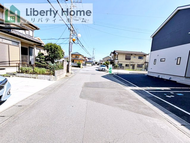 土浦市小松第7　新築戸建　１号棟の前面道路含む現地写真