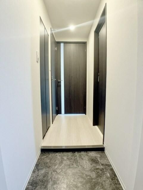 ＴＨＲＥＥＧＡＴＥ　ＢＬＤＧの玄関