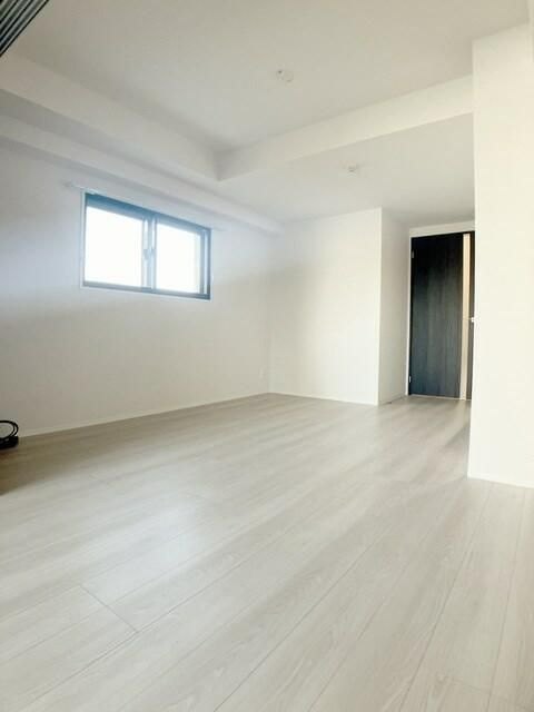 ＴＨＲＥＥＧＡＴＥ　ＢＬＤＧの洋室