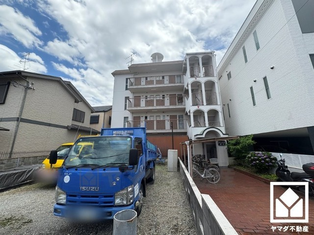 グリーンハイツ塚口の外観|屋根付き駐輪場なので、雨や風、直射日光から自転車を守ることができます。