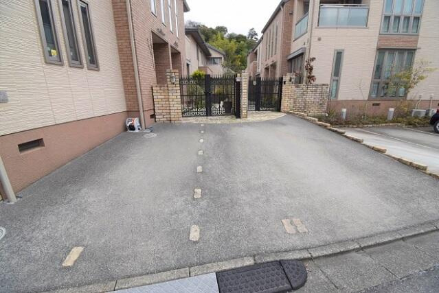 稲城市平尾１丁目のアパートの駐車場