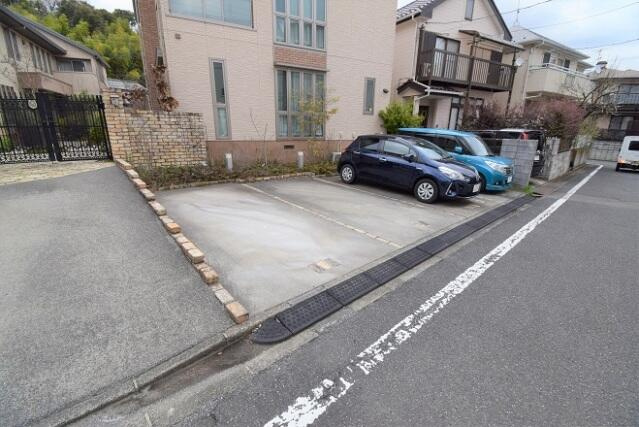 稲城市平尾１丁目のアパートの駐車場