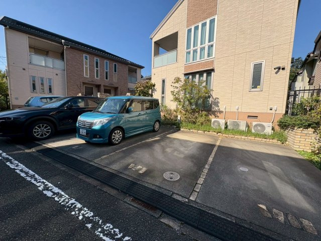 稲城市平尾１丁目のアパートの駐車場