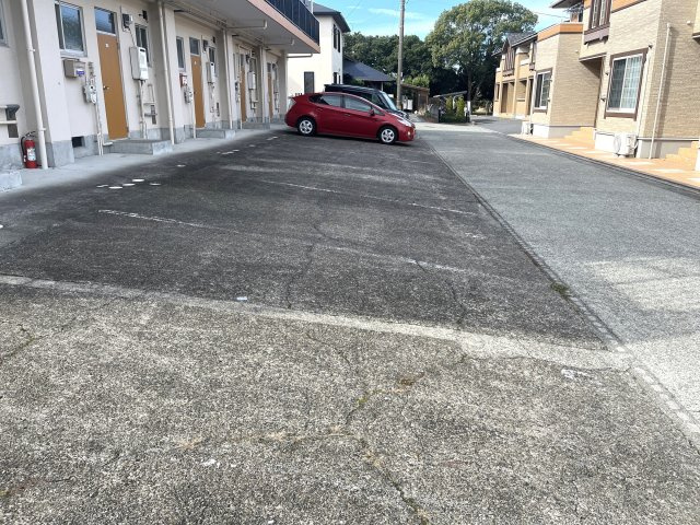 ジャルダンコートの駐車場