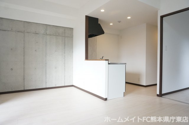 熊本市東区神水本町の賃貸マンションの居間・リビング