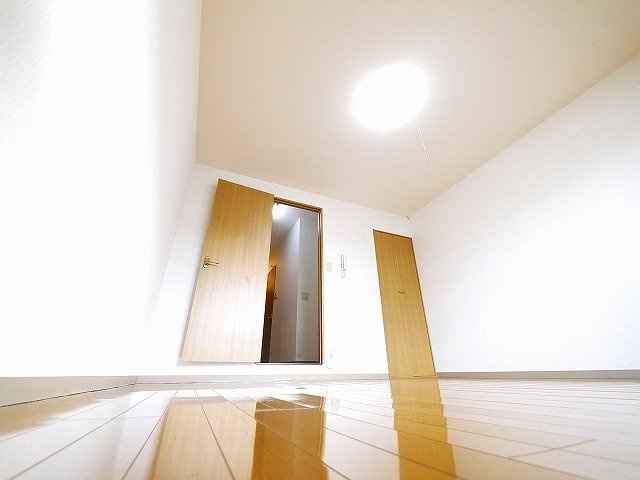 カネダマンションの居間・リビング|きれいな洋室です