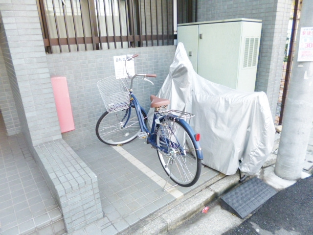 スカイコート東十条のその他共用部分|こちらにも自転車を置けます♪
