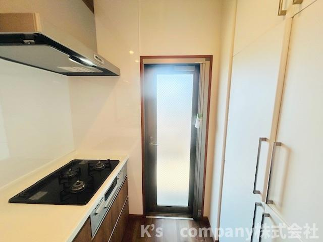 茅ヶ崎市中島　ビッグヴァングランヴァーグ茅ヶ崎のキッチン|キッチンからバルコニーに出られる扉があります◇