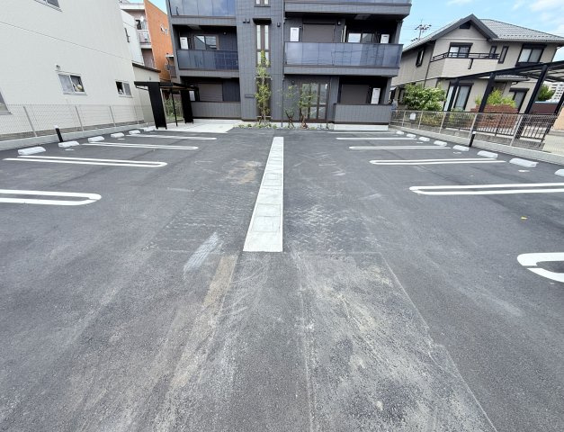 セレスティア旭町の駐車場