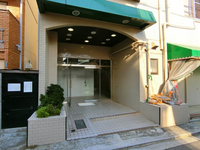 白鳳ビルのエントランス