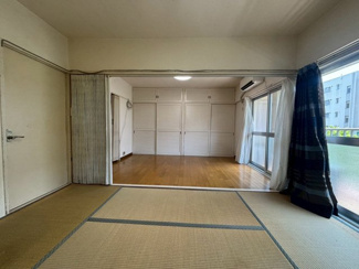 【内装】 | 多摩川住宅ハ棟 | パーテーションカーテンを開けると大きな一室としてご利用いただけます。