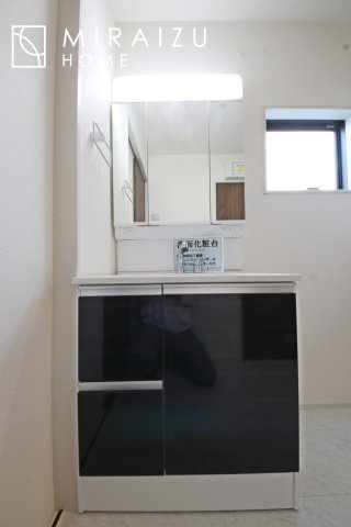 【洗面所】 | 洗濯機置き場と脱衣スペースもしっかりと確保されている洗面室、洗面コーナーは、窓から陽も差し明るく開放的な造りです。家事導線も良いので洗濯物やお湯はりもストレスフリーに毎日家事を楽しめそうです。