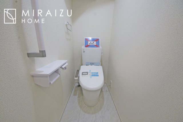 【トイレ】 | 空気の換気と窓からの光の明るさに配慮した清潔感のあるトイレ、ご自分の好きなアロマや芳香剤を置いて落ち着く空間を演出、一人になれる空間ですから、リラックスしたいですね。