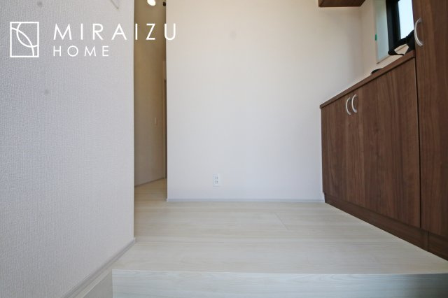 【玄関】 | 永く住むからこそシンプルで飽きのこないデザインに。ただいま、おかえりの温かな声が聞こえる玄関。