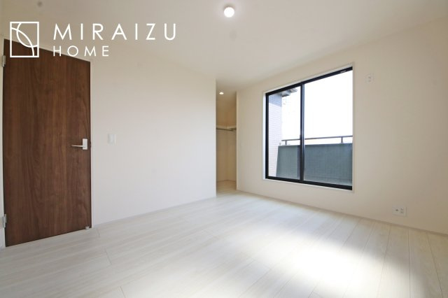 【寝室】 | 広さのある洋室は、ご夫婦様の寝室にぴったりですね。ご主人様の趣味のものや書斎などにも使用できるくらいの広さが嬉しいです。収納もばっちり完備してますのでお荷物が多いご家族様も安心してお暮しいただけます！