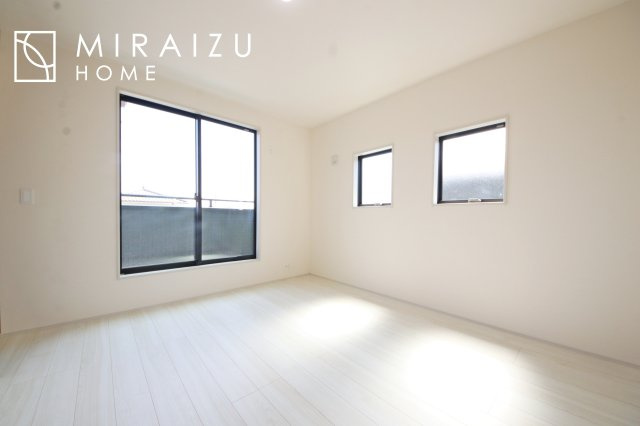 【洋室】 | お子様のお部屋にも主寝室にも使えますね。窓が二面についていますので採光もばっちり、空気の入れ替えもOK！自分のお部屋を持ちたいお子様の夢を叶えます！