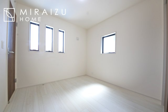 【洋室】 | 心も体も癒されるゆったりと落ち着いた洋室。窓が多いつくりになっています。窓が多いと明るい空間を保ち、室内へ気持ちの良い風も取り込んでくれます。