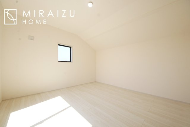 【洋室】 | 床のフローリングもオシャレな洋室が嬉しいです。独立性のある住宅ですので、各居室それぞれ、テイストの違うお部屋インテリア造りをしても面白いかもしれませんね！