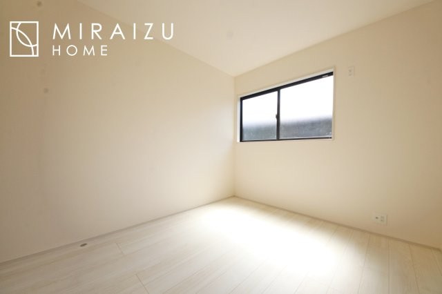 【洋室】 | 日当たりの良いお家は嬉しいですよね。それぞれ価値観が分かれる箇所です、実際に内覧して日当たりの心地よさをご体感下さいね♪