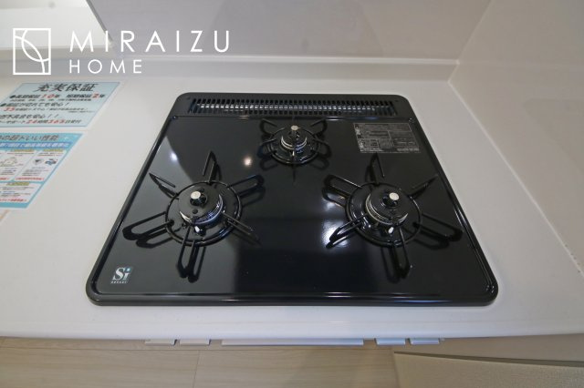 【設備】 | 3口コンロ付きなので、お料理がすごくはかどります。煮込み料理をしながら、焼き物や汁物などをパパパッとお料理可能です。コンロの数が多いことで時短料理も可能になるのが嬉しいですね。