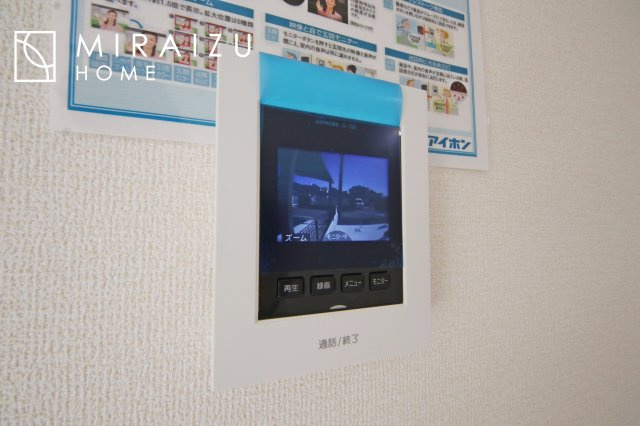 【防犯設備】 | 来客時にカラー画像で確認が出来るので安心。夜間でもLEDライトでくっきりと映ります。また画像のみの対応も出来る為、こちら側の声は聞こえず様子を見てからインターホン対応も可能で安心ですね。