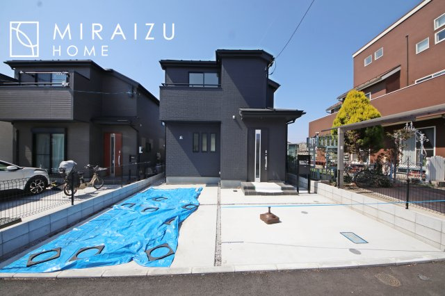 【外観】 | 青く澄み渡った綺麗な空と、陽の光をたっぷりと受ける、そんな新築住宅で新生活をスタートしてみませんか？見学・ご相談等、ミライズホーム(株)までお気軽にご連絡下さい♪