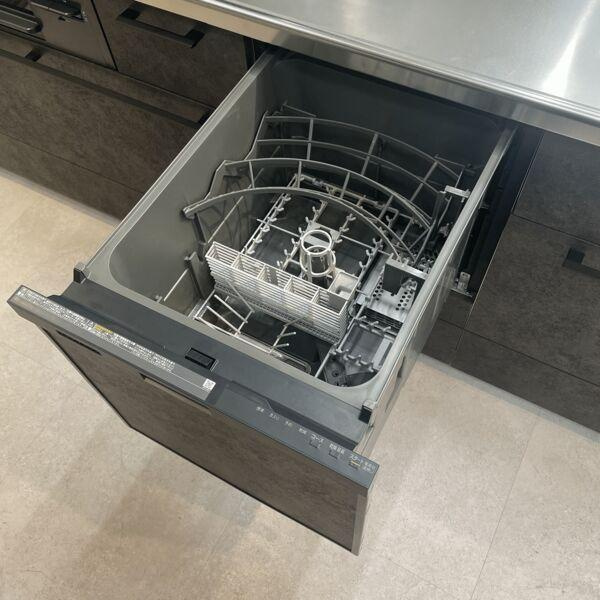 小川町1436①のキッチン|キッチンがすっきりと見えるビルトイン食器洗い乾燥機は、使う水量が手洗いに比べて少量のため、節水ができ、ランニングコストがお得になります。