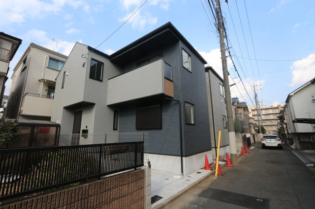 小川町1436①の外観|南側接道につき陽当り良好。カースペース付きの新築分譲住宅です。