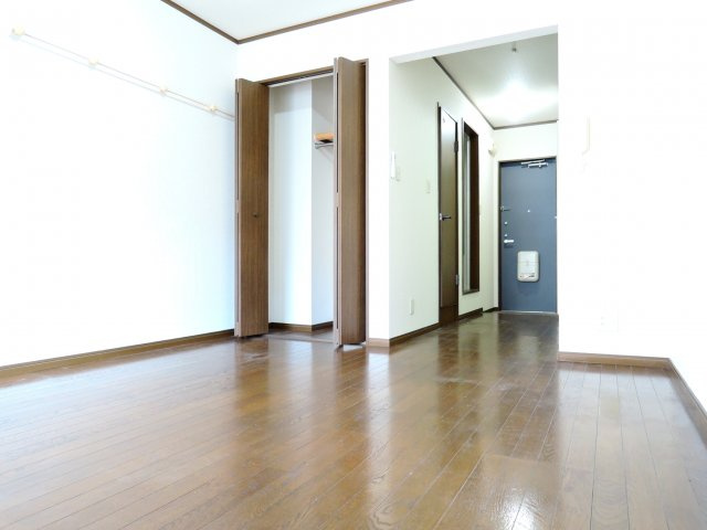 高槻市芥川町４丁目のアパートの居間・リビング