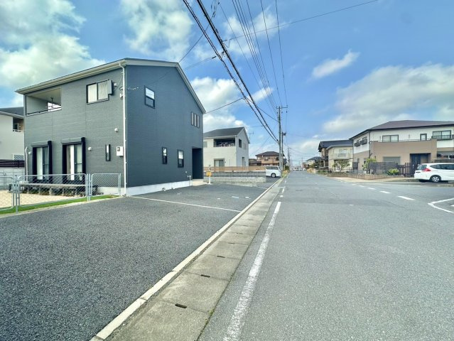 【太陽光発電システム】潮来市日の出オール電化住宅の前面道路含む現地写真